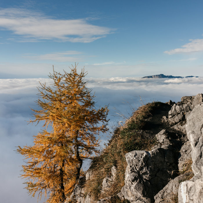 Blick vom Gipfel eines Berges auf Felsen und Wolken
